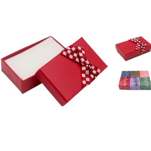 Caja de Regalo Pequeña con Lazo a Cuadros 5x8 cmEsta encantadora caja de regalo de formato pequeño, con unas medidas aproximadas de 5 cm de ancho por 8 cm de largo, destaca por su acabado vibrante y un lazo decorativo con diseño a cuadros. El precio indic 5 x 8 cm por mayor en Chile